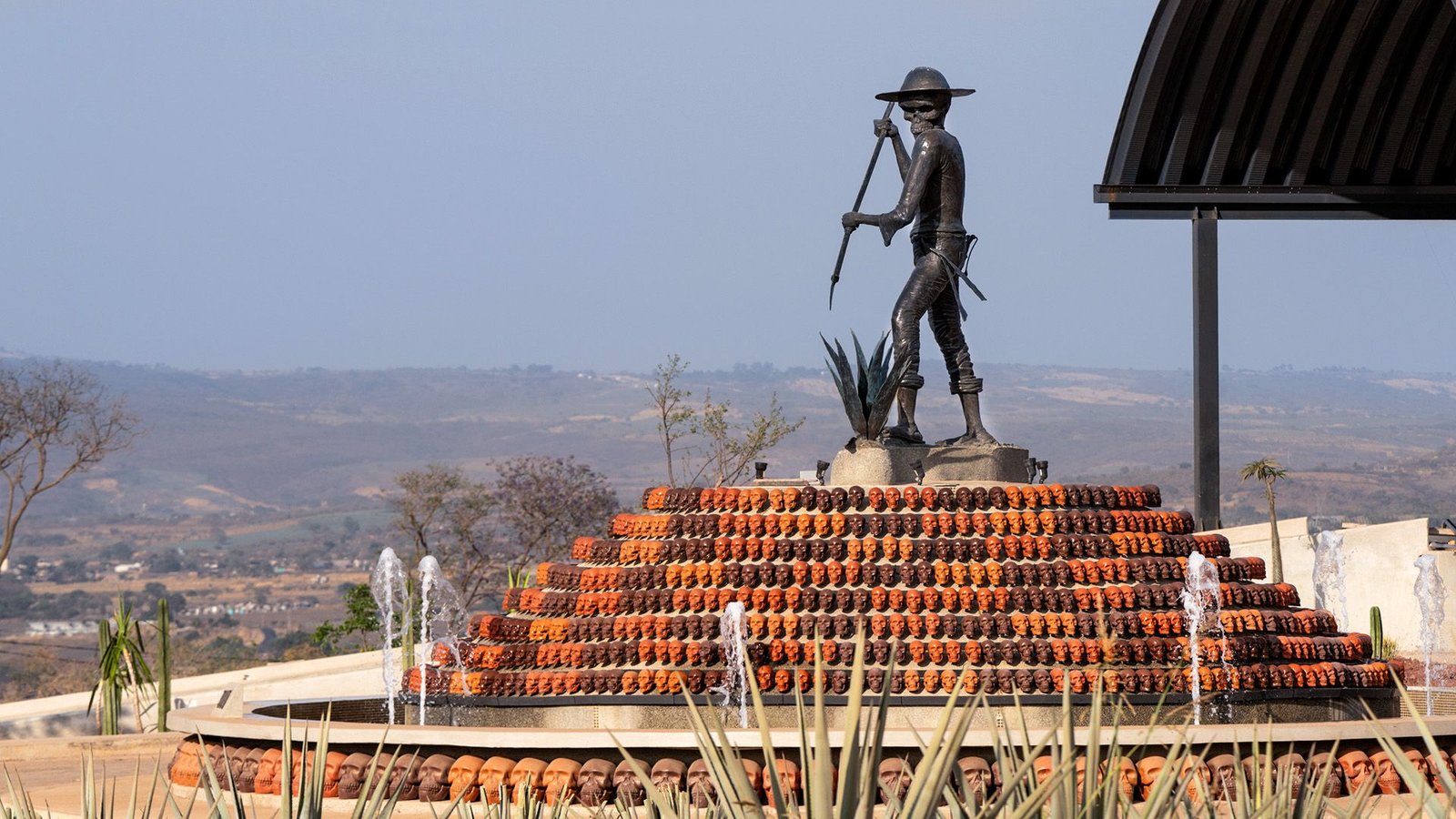 Fuente y escultura del exterior de Casa Tierra Cobriza